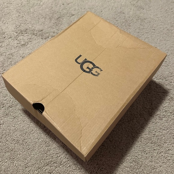 UGG Maxi Curly Platform Slipper - Picture 5 of 5